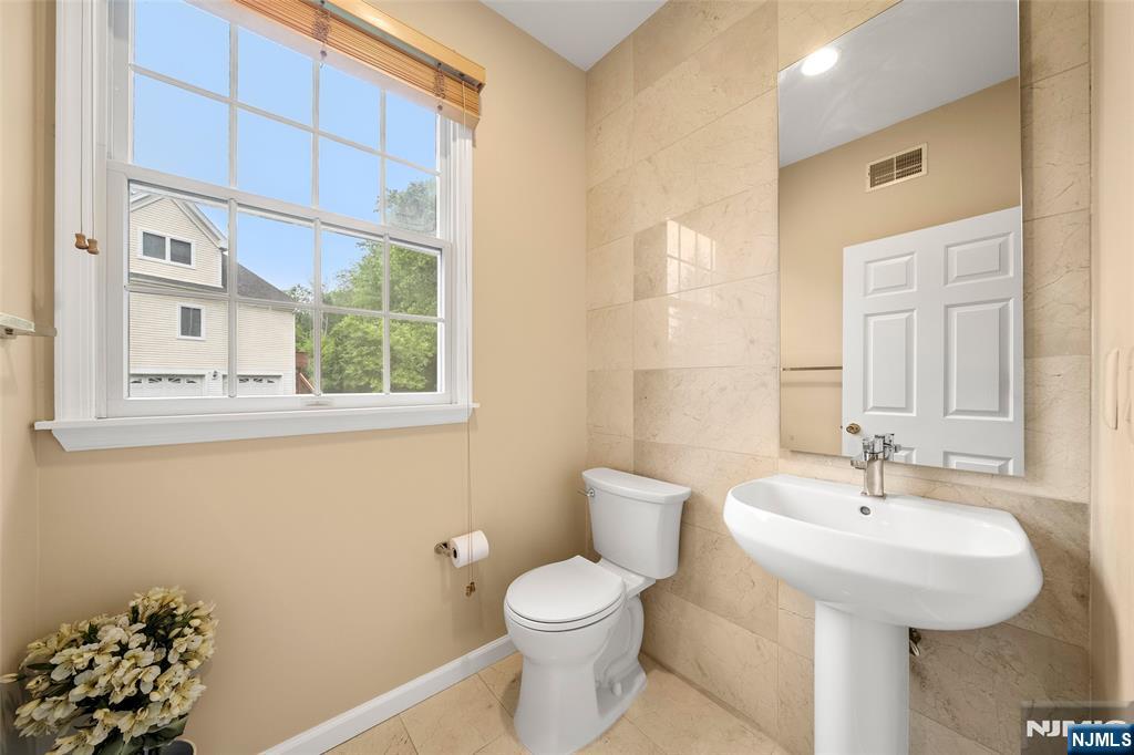 7 Woods Edge Road Old Tappan, NJ 07675 - Photo 8 of 32