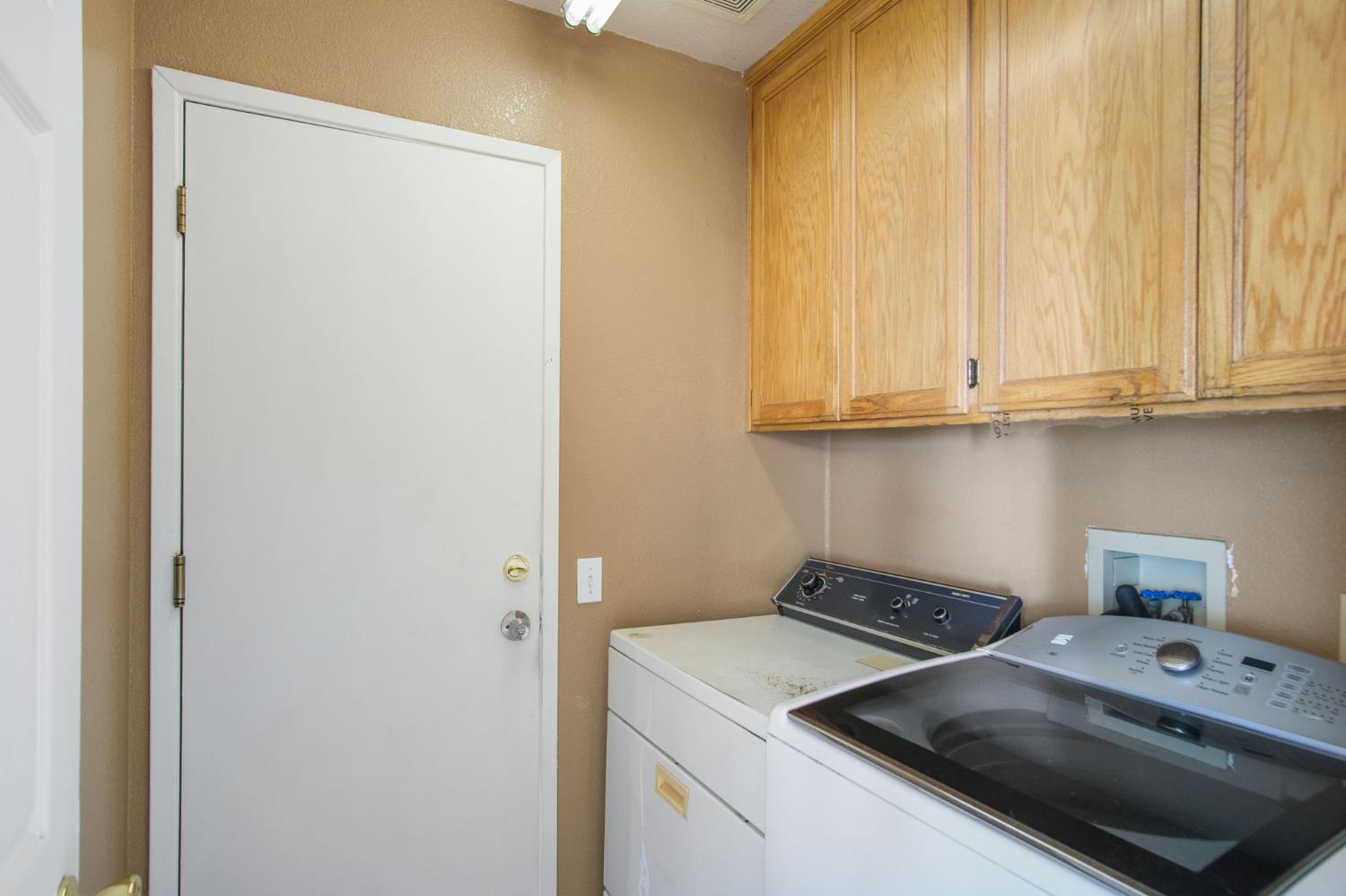 810 River Raft Court Modesto, CA 95351 - Photo 24 of 32 a utility room with dryer and washer