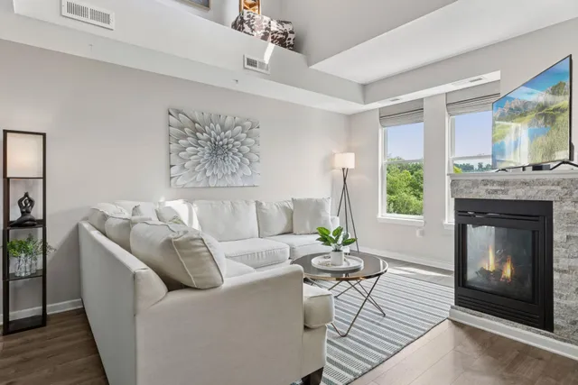 $2,400 | 640 Main Street North, Unit 42, Stillwater, MN 55082