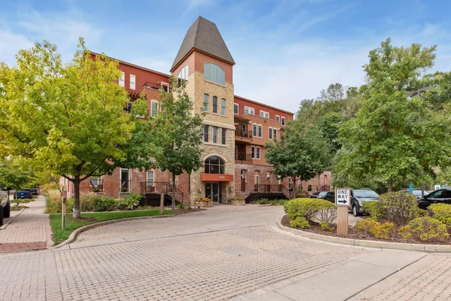 $2,400 | 640 Main Street North, Unit 42, Stillwater, MN 55082