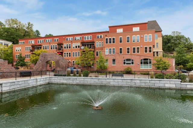 $2,400 | 640 Main Street North, Unit 42, Stillwater, MN 55082