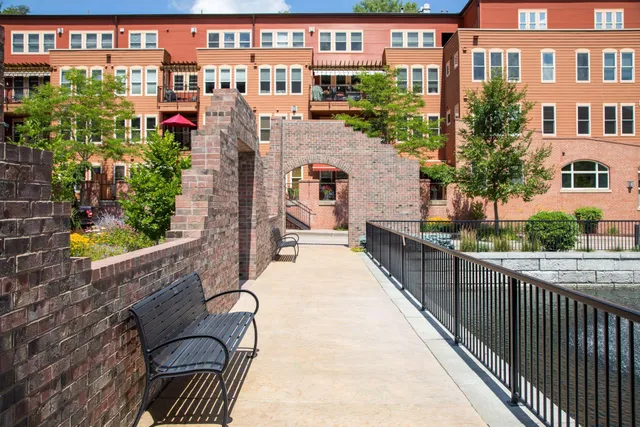 $2,400 | 640 Main Street North, Unit 42, Stillwater, MN 55082