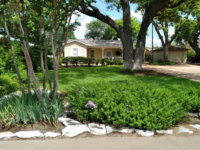 $450,000 | 406 North Adams Street, Fredericksburg, TX 78624