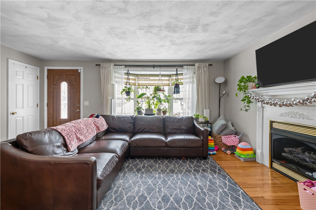 29 Buchanan Street Johnston, RI 02919 - Photo 3 of 34