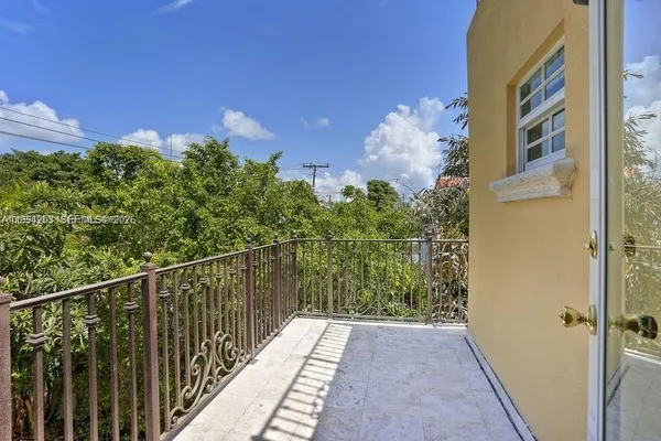 $13,500 | 592 Fernwood Road, Unit B, Key Biscayne, FL 33149