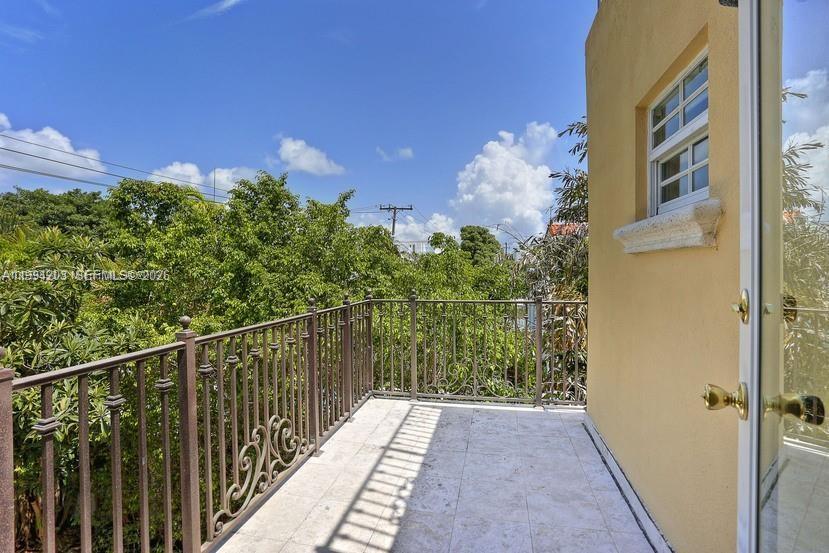 592 Fernwood Road, Unit B Key Biscayne, FL 33149 - Photo 16 of 24 Primary bedroom balcony