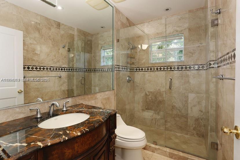 592 Fernwood Road, Unit B Key Biscayne, FL 33149 - Photo 19 of 24 Upstairs bathroom