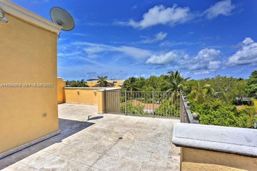 592 Fernwood Road, Unit B Key Biscayne, FL 33149 - Photo 20 of 24 Rooftop terrace