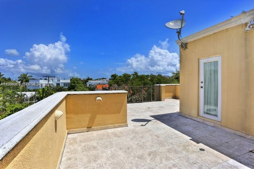 592 Fernwood Road, Unit B Key Biscayne, FL 33149 - Photo 21 of 24 Rooftop terrace