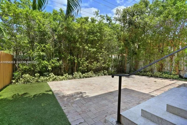 $13,500 | 592 Fernwood Road, Unit B, Key Biscayne, FL 33149