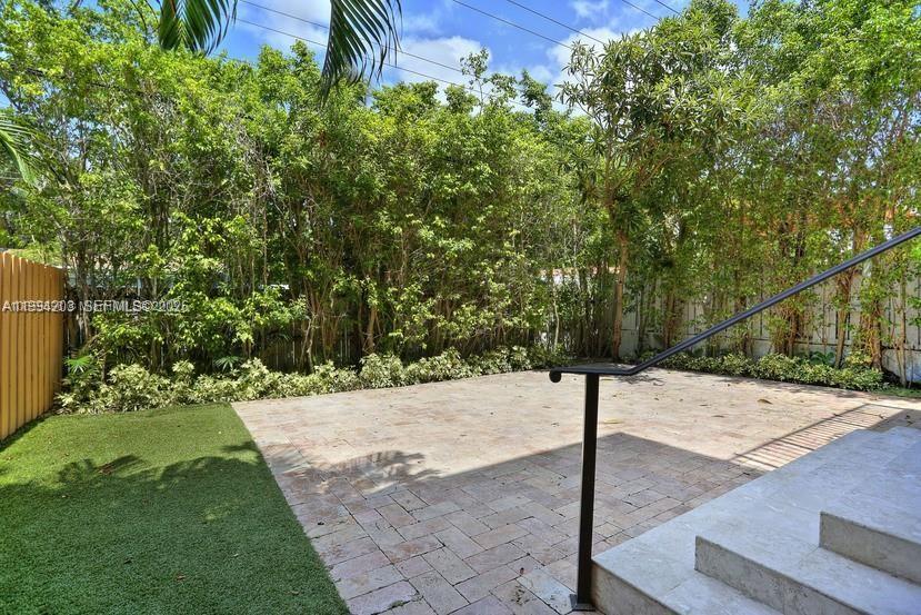 592 Fernwood Road, Unit B Key Biscayne, FL 33149 - Photo 22 of 24 Back yard