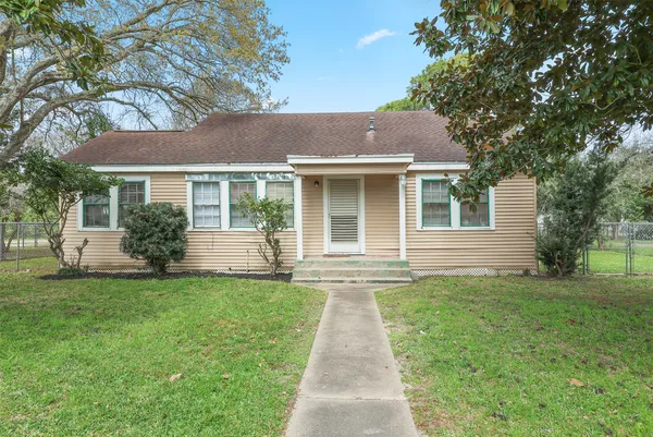 $179,900 | 630 Orange Street, La Marque, TX 77568