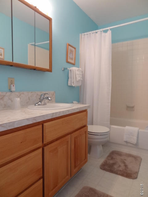 4229 Southwest Us-101 Lincoln City, OR 97367 - Photo 8 of 9 Bathroom