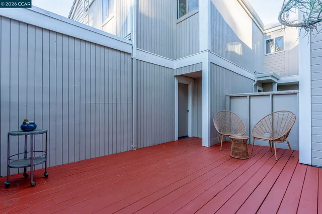 a view of a back yard