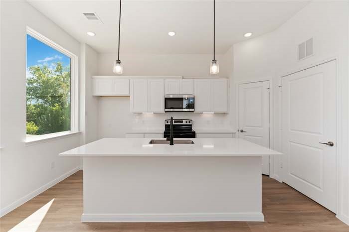 4710 Mallow Street, Unit B Houston, TX 77033 - Photo 4 of 24