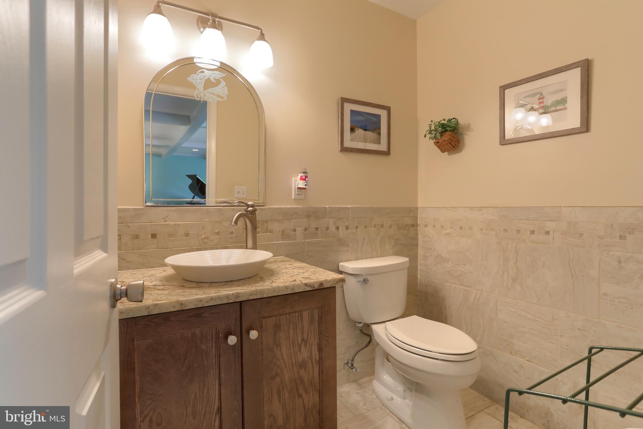 3 Banbury Road Hummelstown, PA 17036 - Photo 18 of 85 a bathroom with a toilet sink and mirror