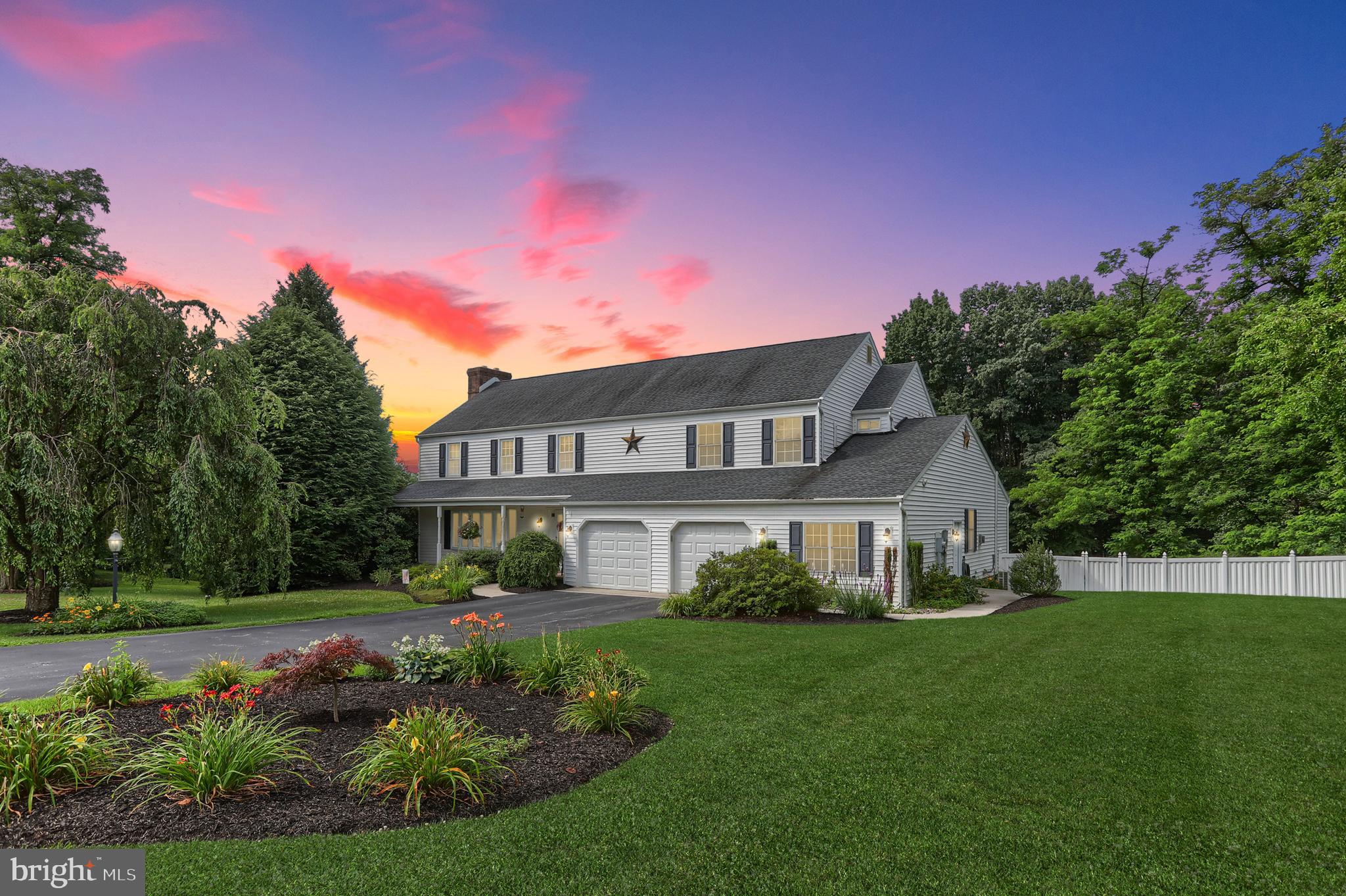 3 Banbury Road Hummelstown, PA 17036 - Photo 4 of 85 a front view of a house with a garden