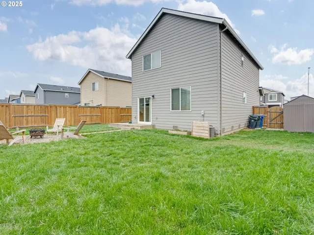 a view of a house with backyard and porch