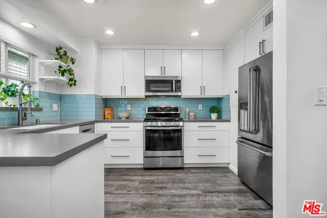 $4,250 | 14238 Dickens Street, Unit 4, Sherman Oaks, CA 91423