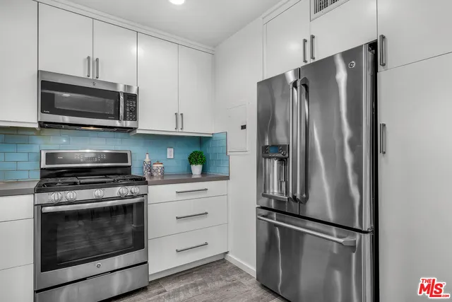 $4,250 | 14238 Dickens Street, Unit 4, Sherman Oaks, CA 91423