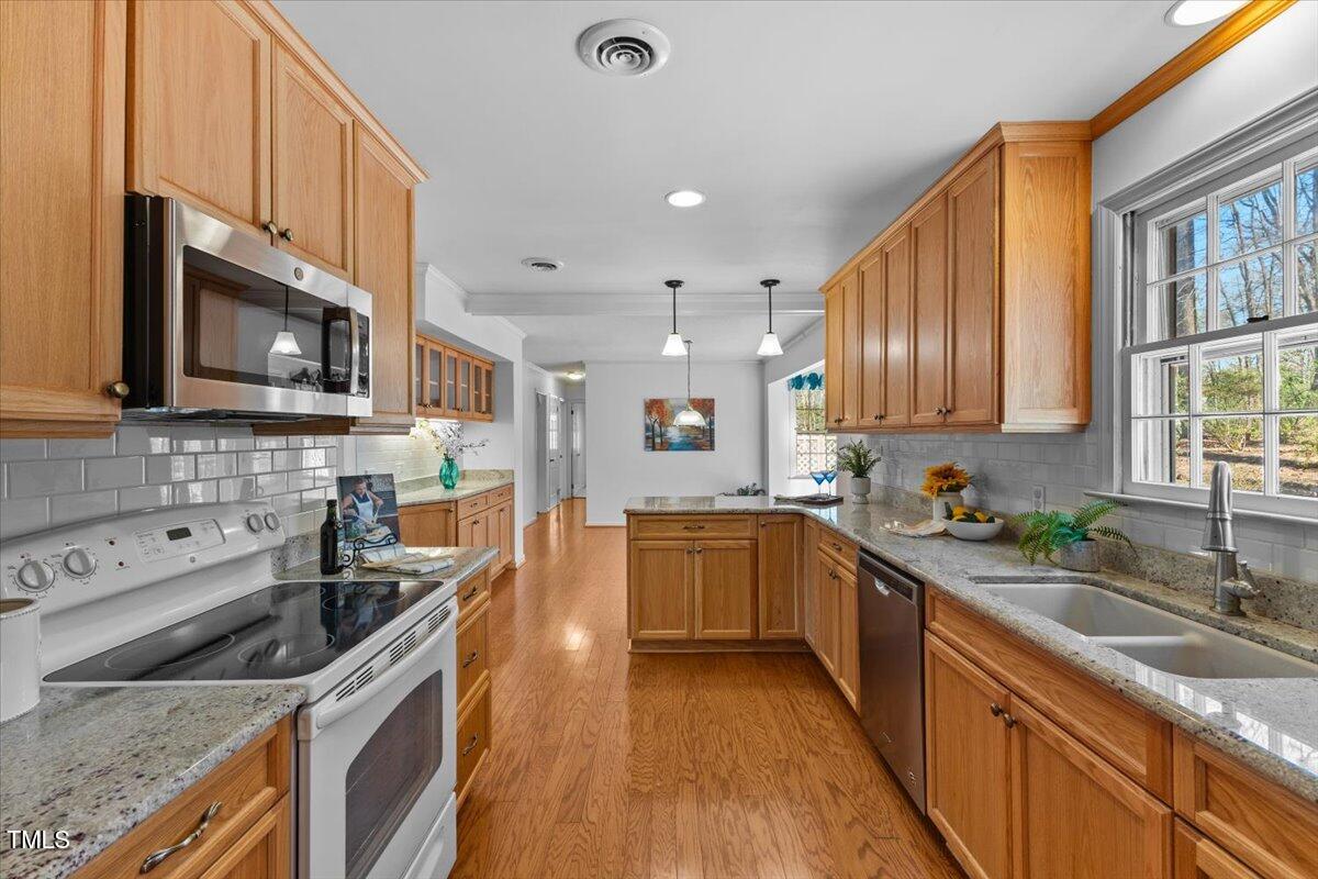 901 Emory Lane Raleigh, NC 27609 - Photo 7 of 37 21-901 Emory Ln