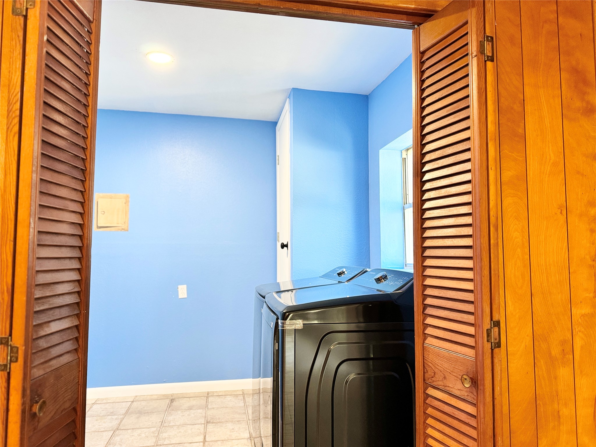 51 Hanging Oak Road Dale, TX 78616 - Photo 25 of 32 Utility room with louvered bi-fold doors and tile flooring