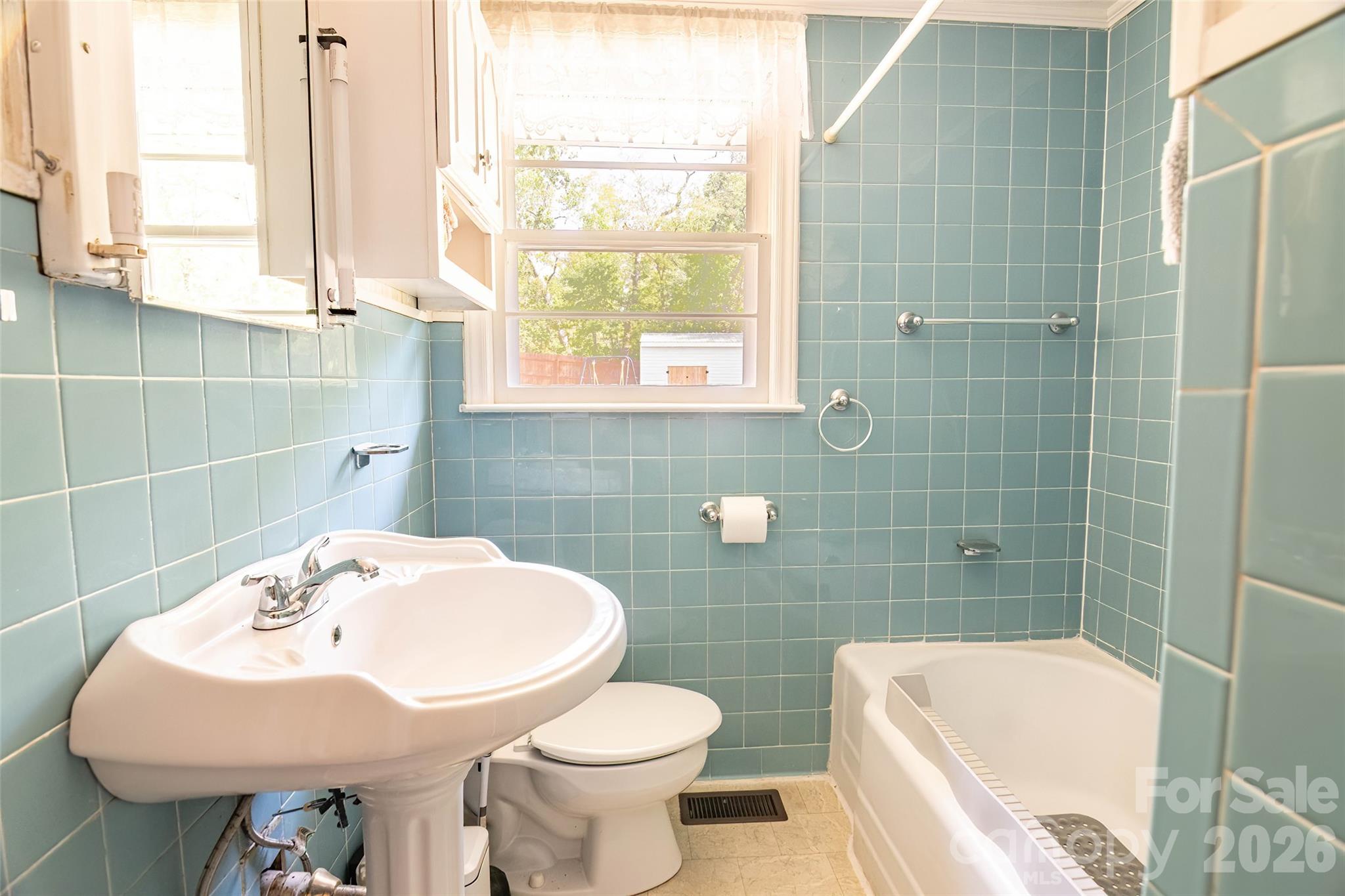 445 Old Caroleen Road Forest City, NC 28043 - Photo 16 of 28 a bathroom with a sink a toilet and a bathtub