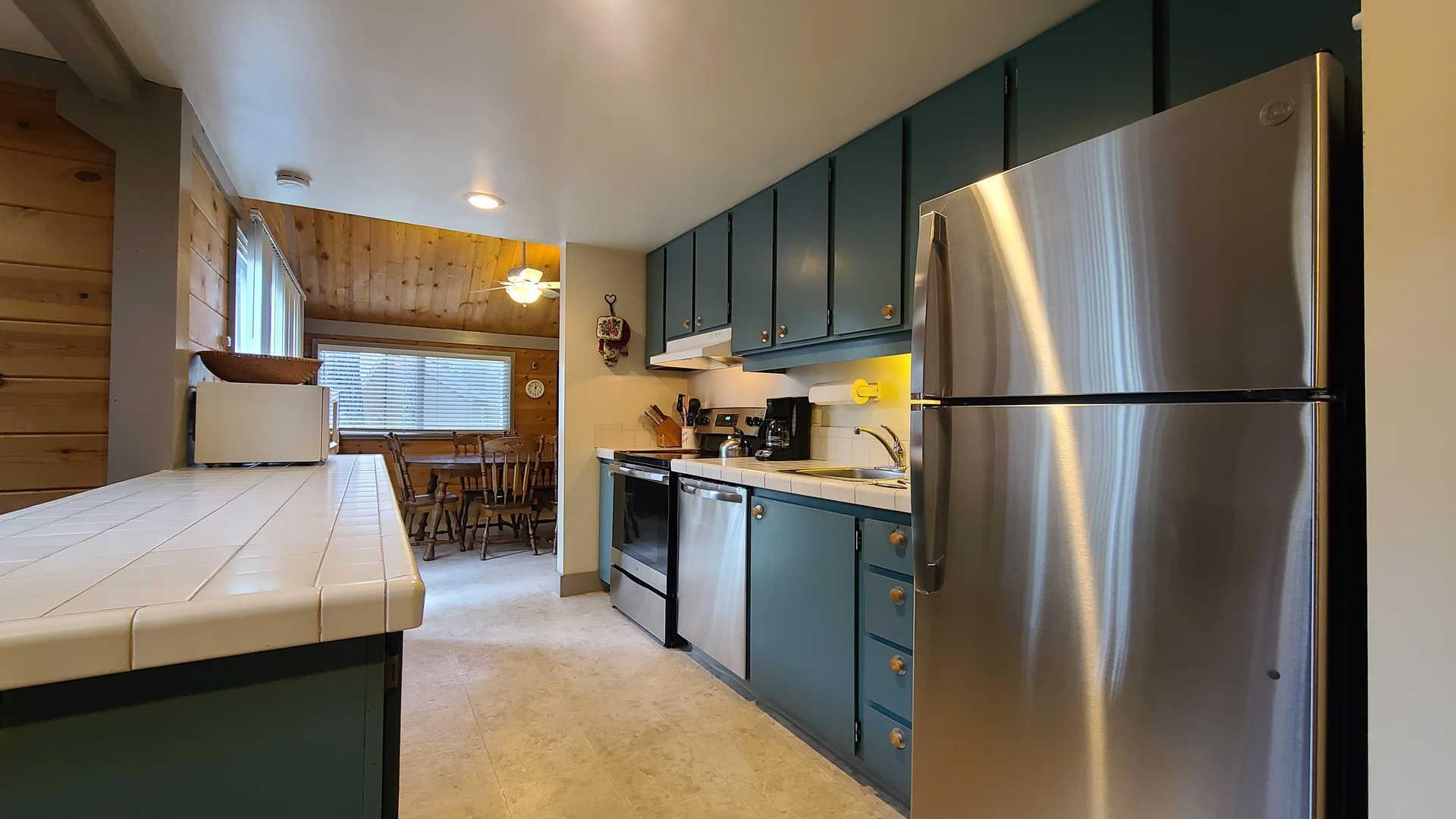 57397 Overlook Road Sunriver, OR 97707 - Photo 4 of 23 main level-kitchen-20200519_130947