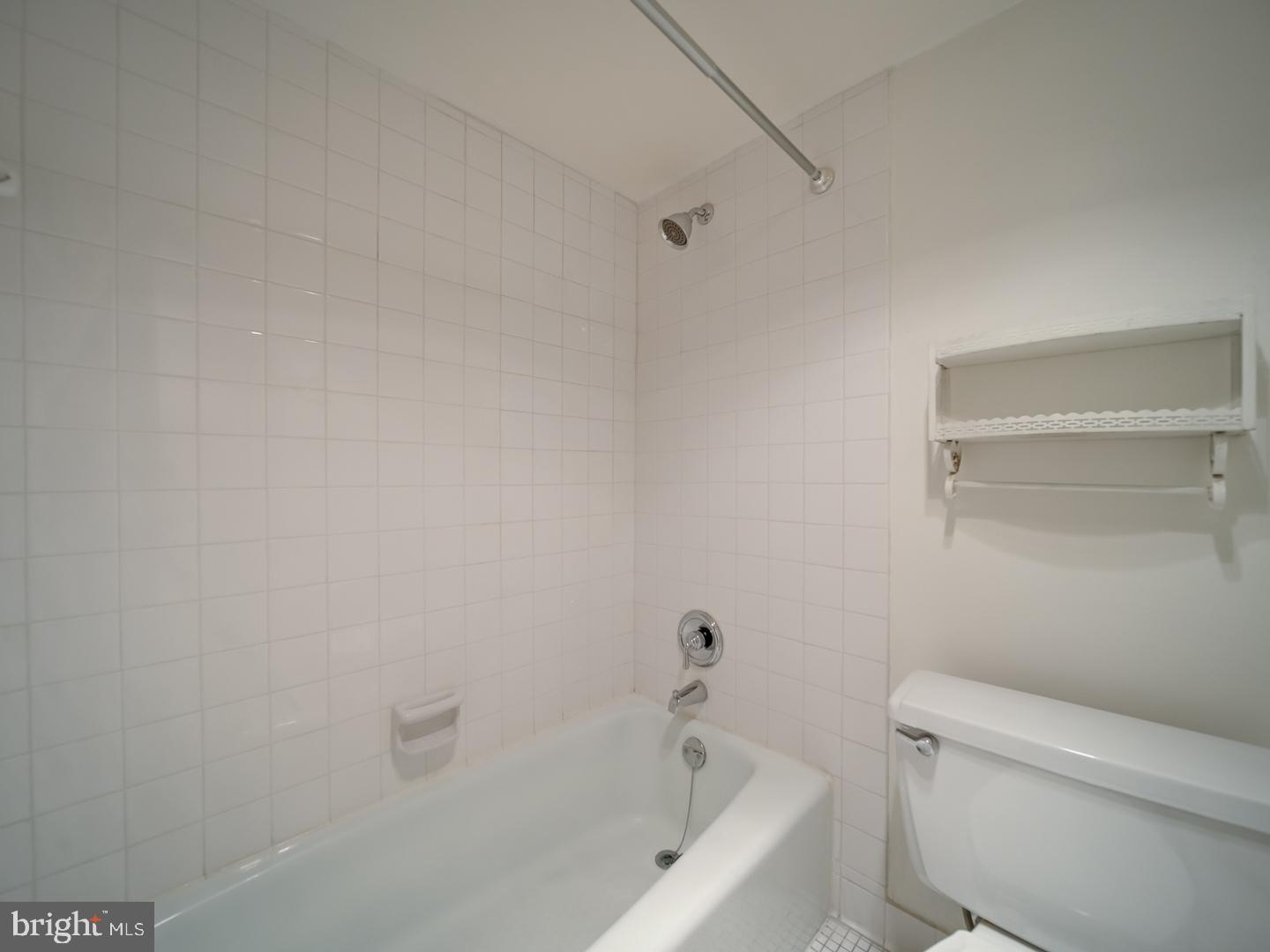 2059 Huntington Avenue, Unit 300 Alexandria, VA 22303 - Photo 14 of 30 a bathroom with a bathtub and toilet