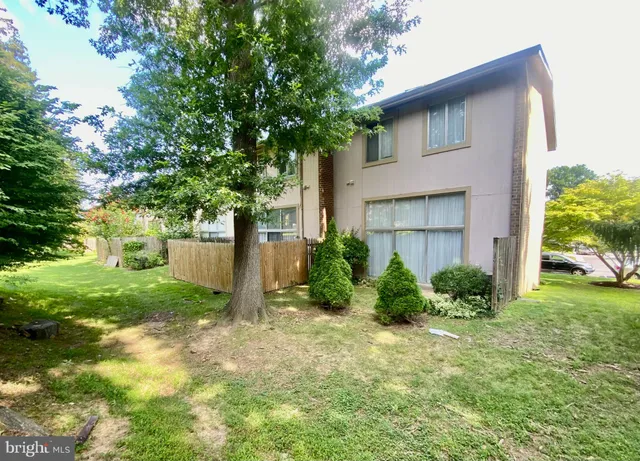 a view of a house with yard and plants