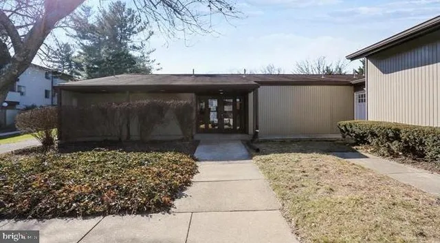 a view of backyard of the house