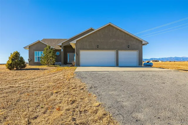 a front view of house with yard