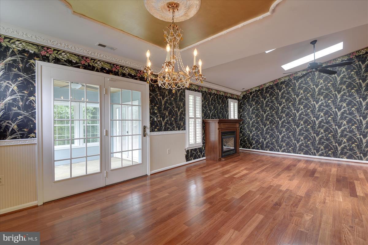 849 Rudder Way Annapolis, MD 21401 - Photo 7 of 26 Chandelier & gold leaf detail