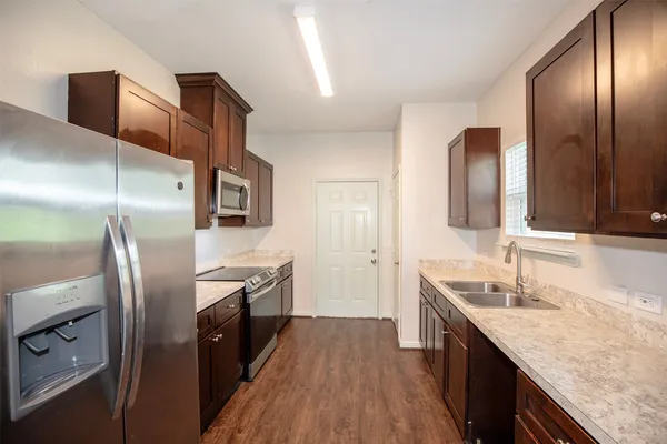 $1,700 | 2016 H Avenue, Dickinson, TX 77539