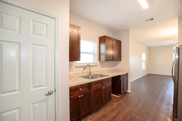 $1,700 | 2016 H Avenue, Dickinson, TX 77539