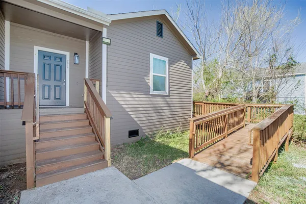 $1,700 | 2016 H Avenue, Dickinson, TX 77539