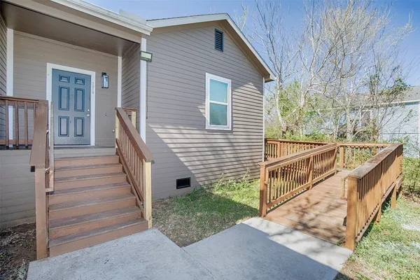 $1,700 | 2016 H Avenue, Dickinson, TX 77539