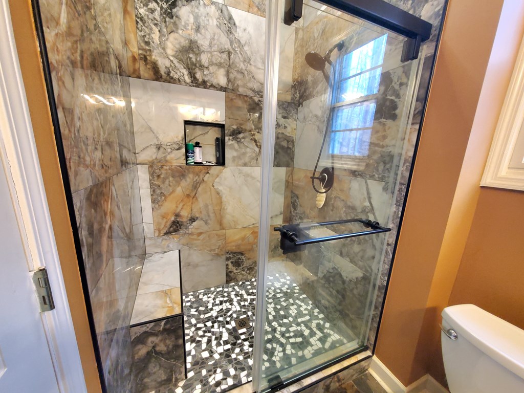 192 Mill Pond Court Jasper, GA 30143 - Photo 14 of 29 a bathroom with a bathtub and toilet