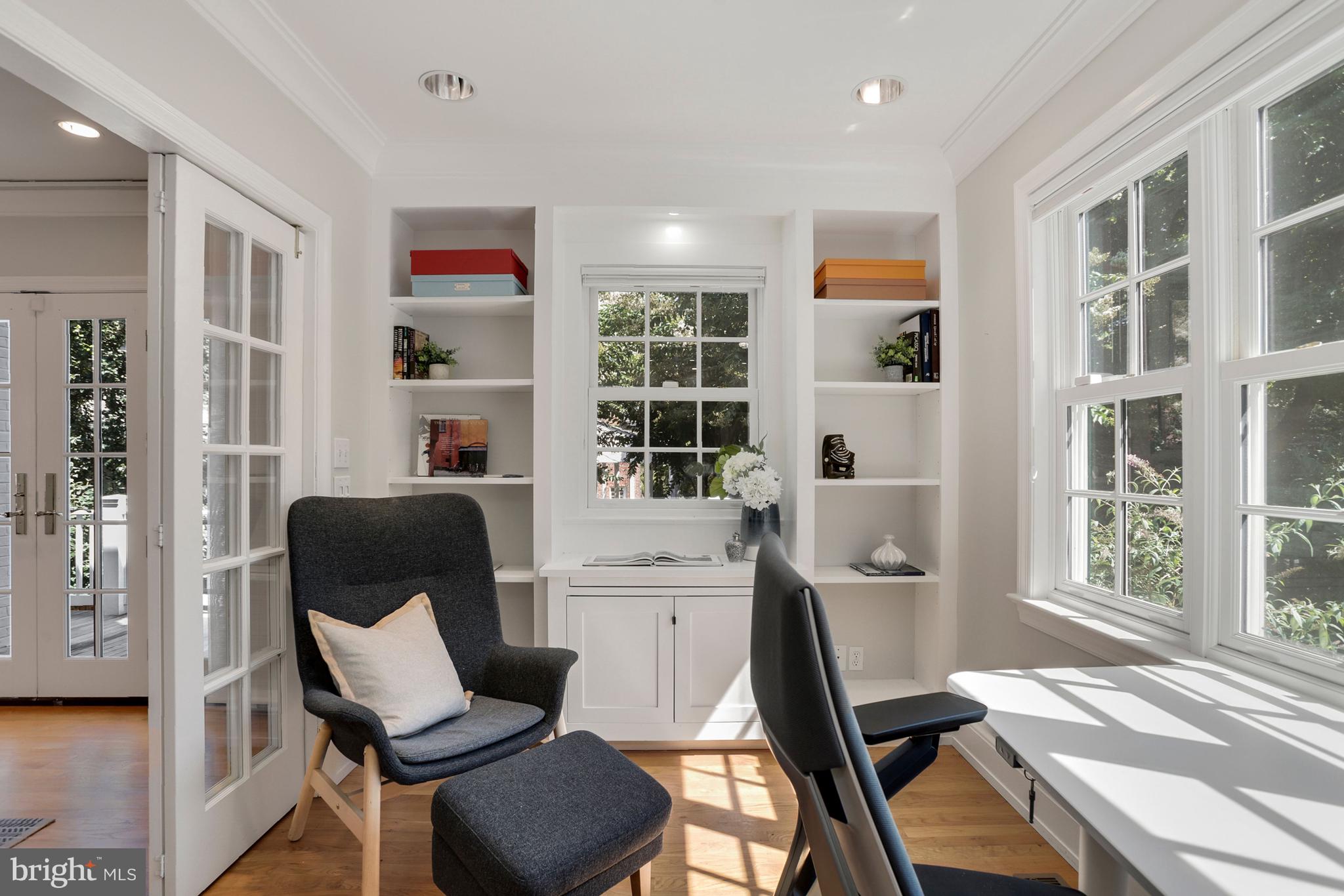3501 30th Street Northwest Washington, DC 20008 - Photo 7 of 41 Great built ins, superb light