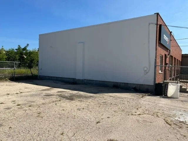 a view of a yard with a building