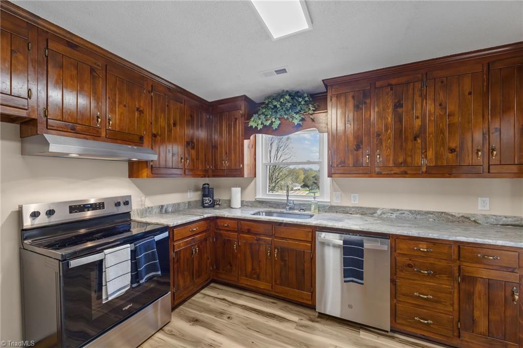 1702 Rankin Mill Road Greensboro, NC 27405 - Photo 9 of 47 Kitchen