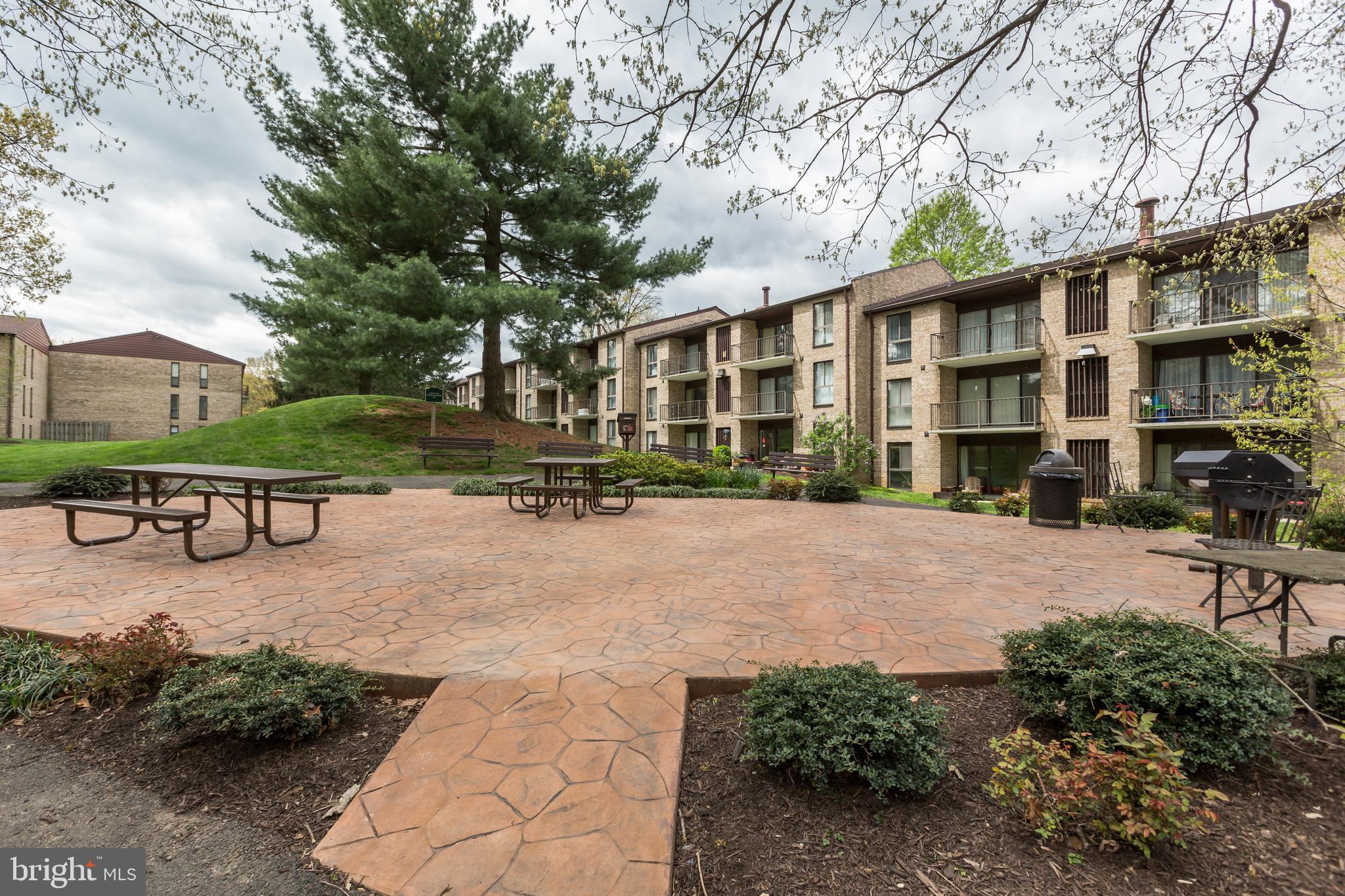 2012 Colts Neck Road, Unit 1A Reston, VA 20191 - Photo 21 of 23 Gathering and grill area