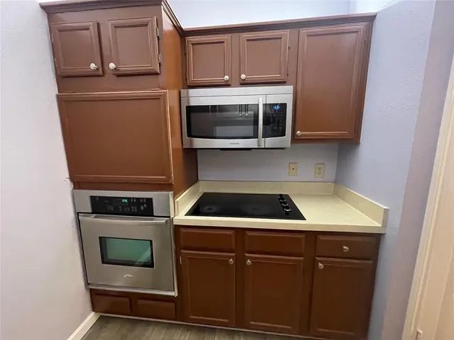 $1,095 | 2105 Count Fleet Drive, Unit 212, Arlington, TX 76011