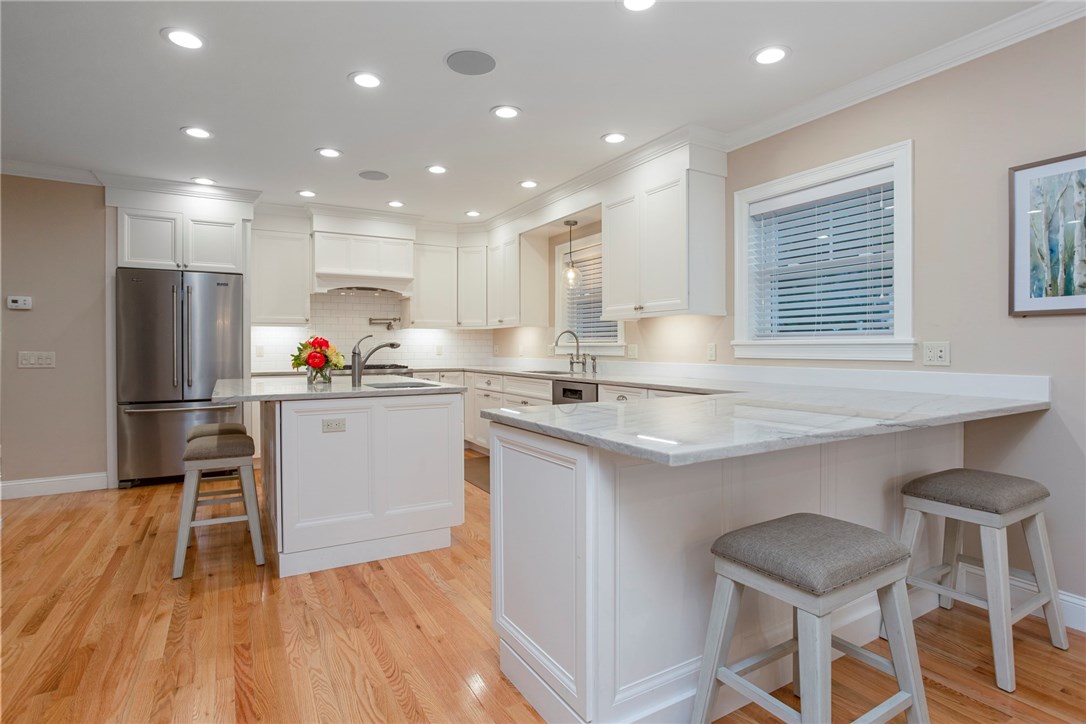 32 Rodman Street Narragansett, RI 02882 - Photo 11 of 47