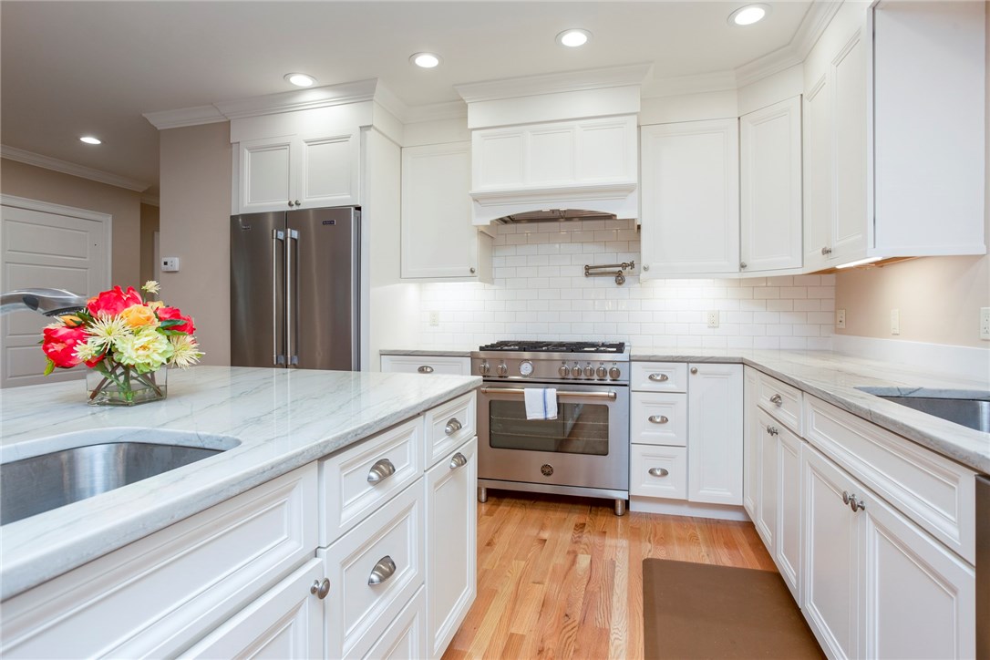 32 Rodman Street Narragansett, RI 02882 - Photo 12 of 47