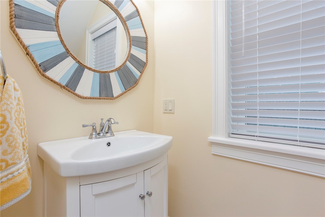 32 Rodman Street Narragansett, RI 02882 - Photo 18 of 47