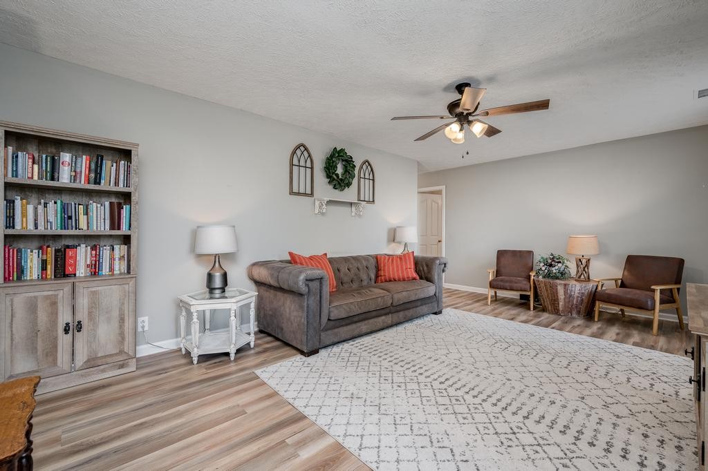 636 Crescent Road Murfreesboro, TN 37128 - Photo 2 of 22 a living room with furniture and a book shelf