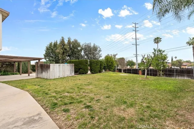 a view of a backyard