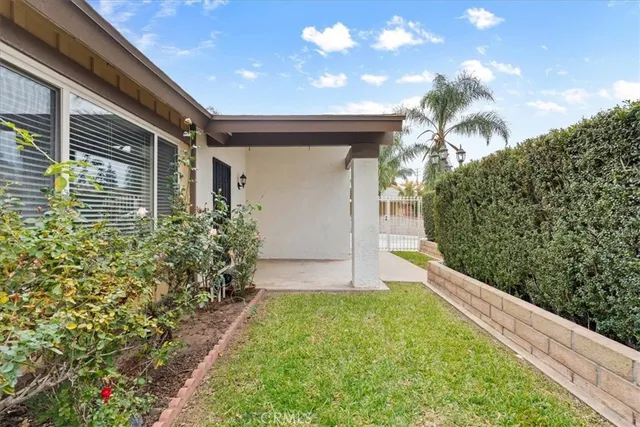 a view of a backyard with pathway
