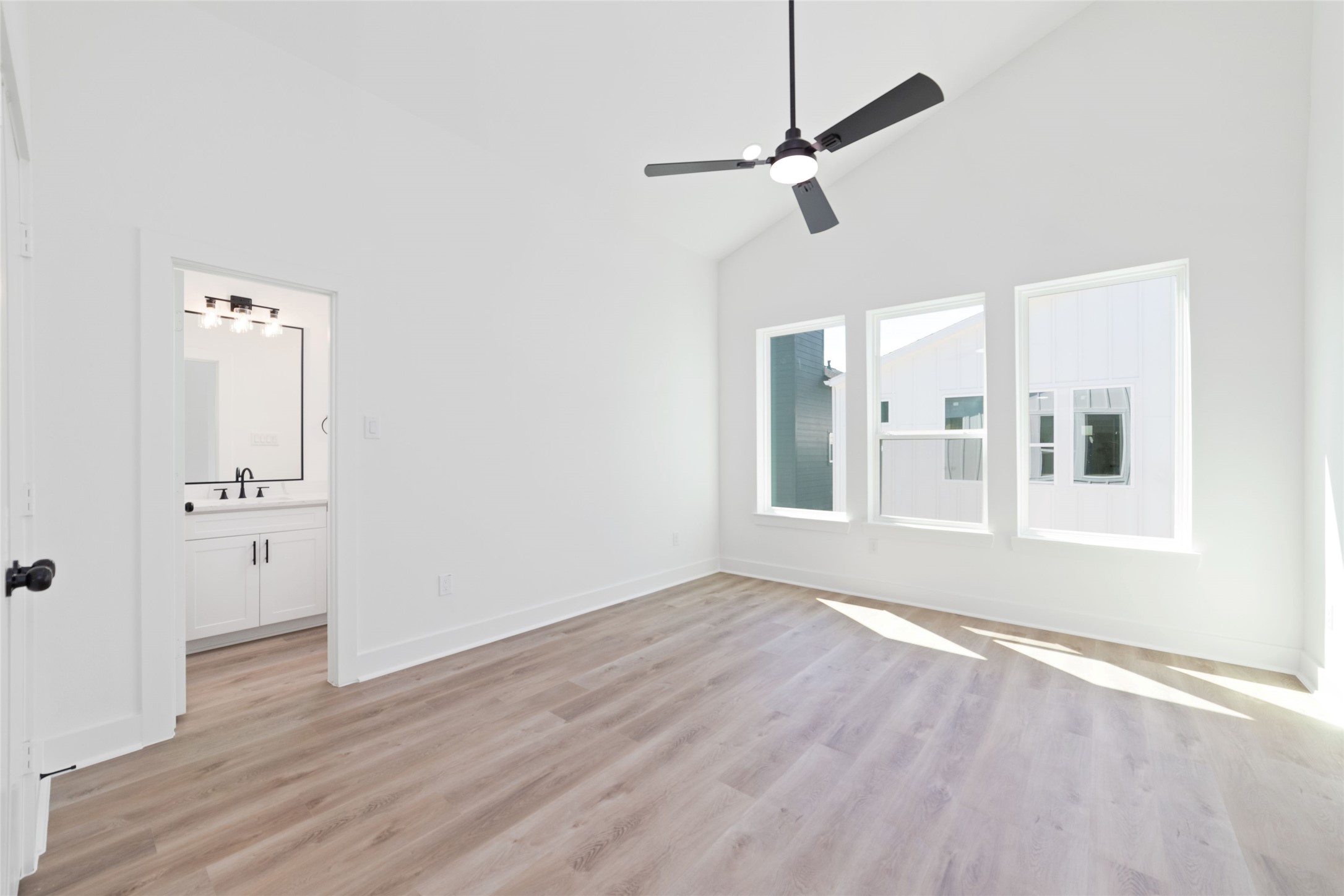 810 Elkhart Street, Unit A Houston, TX 77091 - Photo 31 of 50 Primary Bedroom with 2 Seprate Walk-in Closets